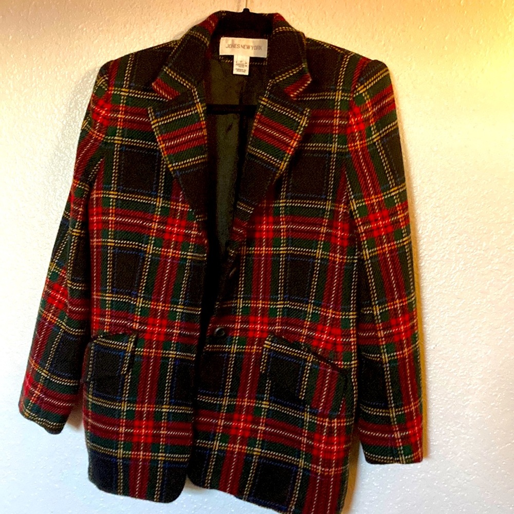 Beautiful multi color blazer, from the Jones New York collection.